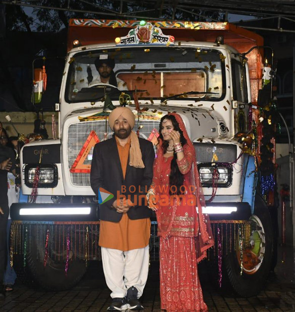 photos sunny deol ameesha patel and others grace the trailer launch of gadar 2 4