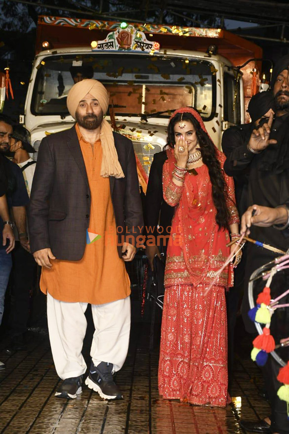 photos sunny deol ameesha patel and others grace the trailer launch of gadar 2 6