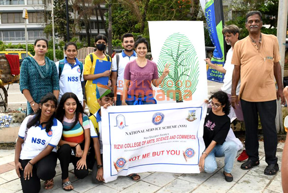 photos tanishaa mukerji spotted during a beach clean up drive at carter road 2 2