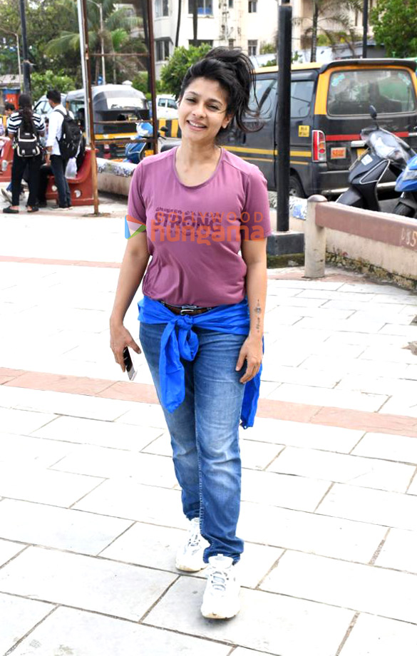 photos tanishaa mukerji spotted during a beach clean up drive at carter road 4 2