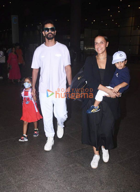 photos urvashi rautela kunal kemmu and others snapped at the airport 908 3
