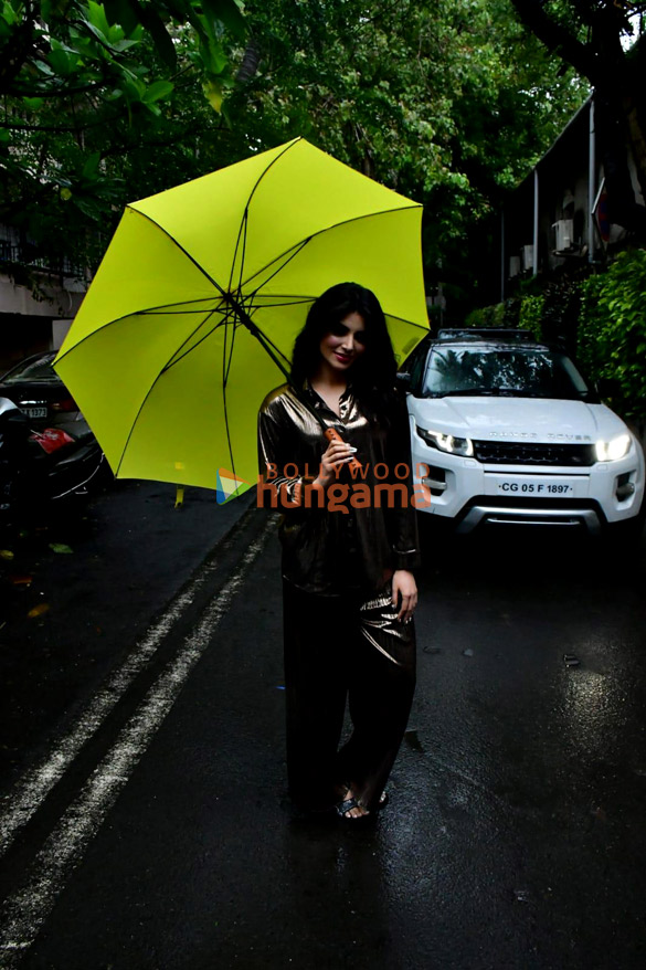 photos urvashi rautela snapped in juhu 5 8