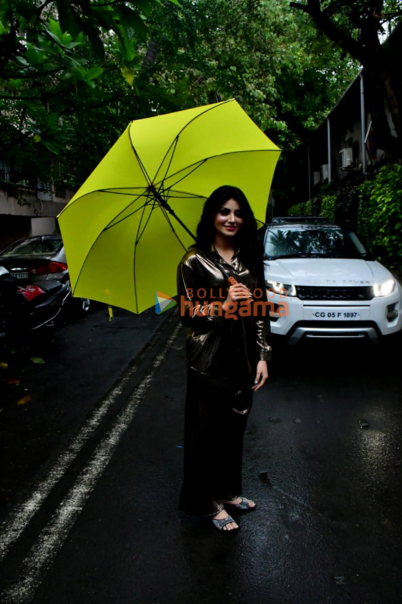photos urvashi rautela snapped in juhu 6 3