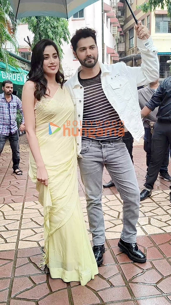 photos varun dhawan and janhvi kapoor snapped promoting bawaal at national college 2