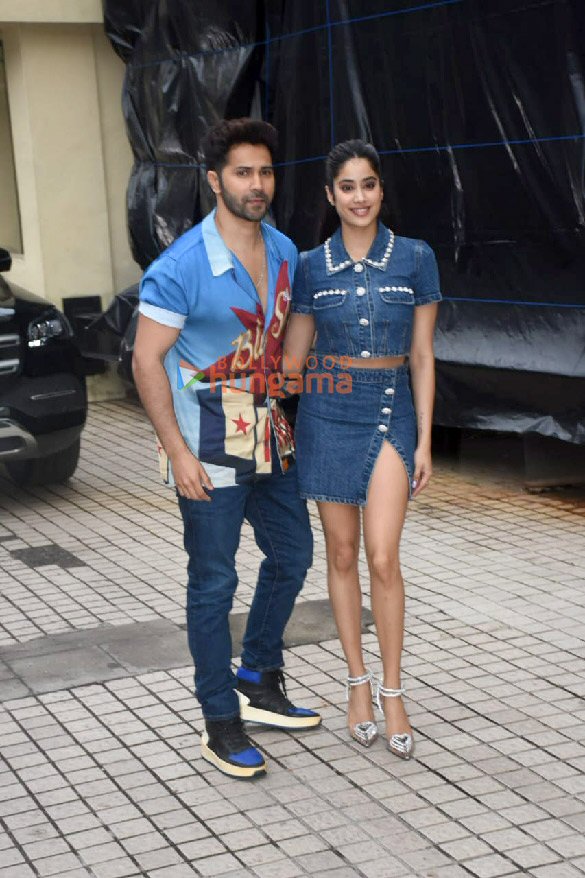 photos varun dhawan and janhvi kapoor snapped while promoting bawaal 2