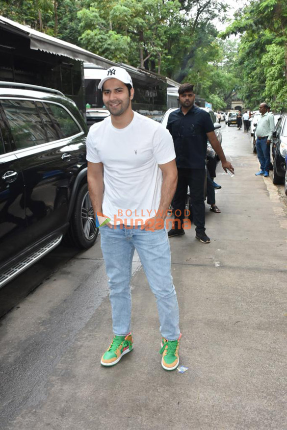photos varun dhawan snapped at a shoot location 2