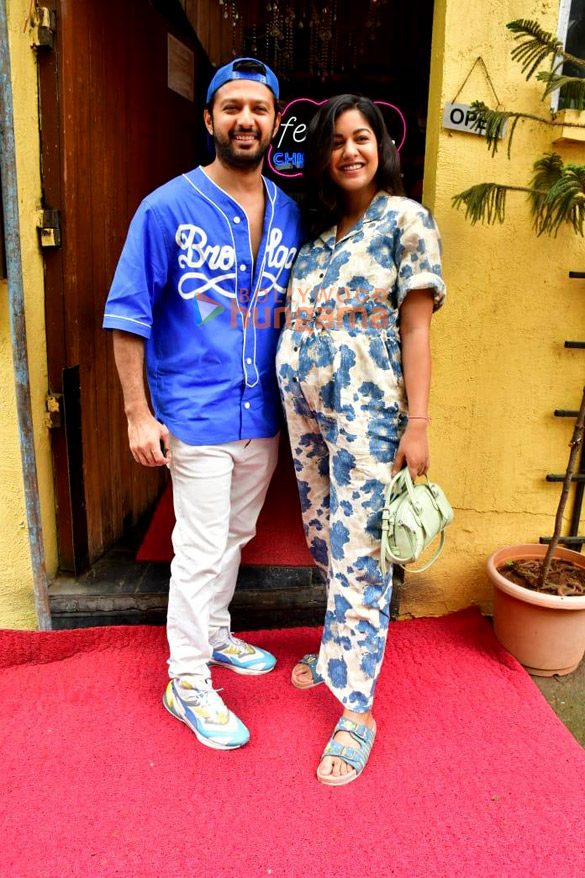 Photos: Vatsal Sheth and Ishita Dutta snapped outside a restaurant in Juhu
