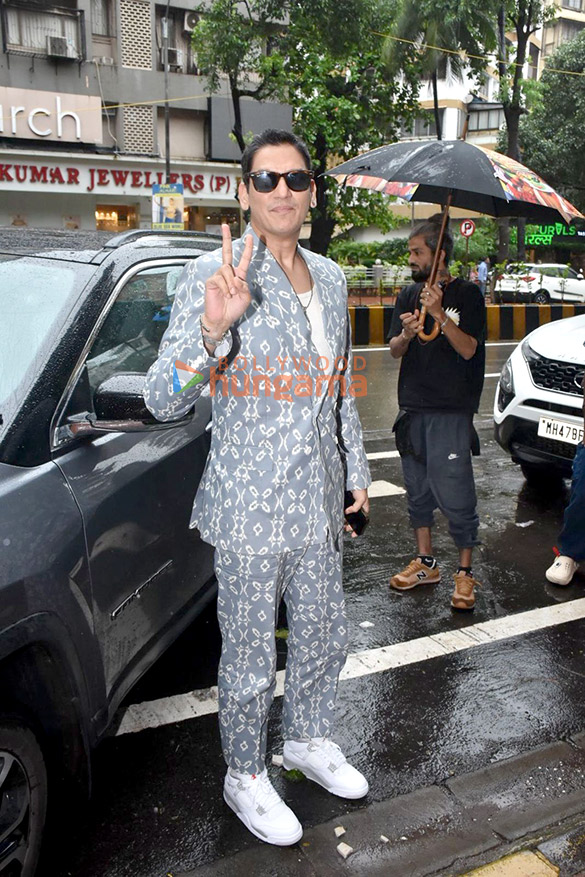 photos vijay varma snapped in khar 5