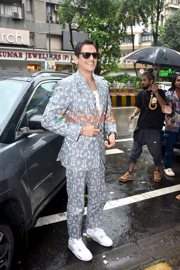 Photos: Vijay Varma snapped in Khar Photos: Vijay Varma snapped in Khar