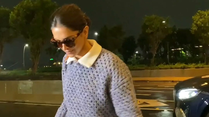 We love that cute dimpled smile, Deepika Padukone at the airport