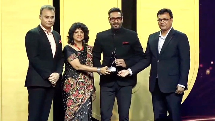 Ajay Devgn Wins ‘IAA Brand Endorser of the Year’ Award from Neeraj Roy CEO of Hungama Digital Media