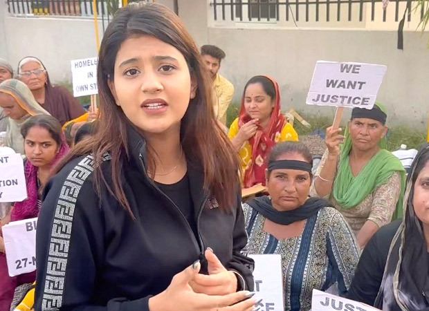 Kaccha Badam star Anjali Arora joins homeless protesters outside Jammu airport; seeks justice for them, watch