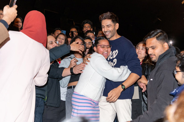 Kartik Aaryan gets a marriage proposal from a fan at the special screening of Satyaprem Ki Katha at IFFM 2023, watch Kartik Aaryan gets a marriage proposal from a fan at the special screening of Satyaprem Ki Katha at IFFM 2023, watch