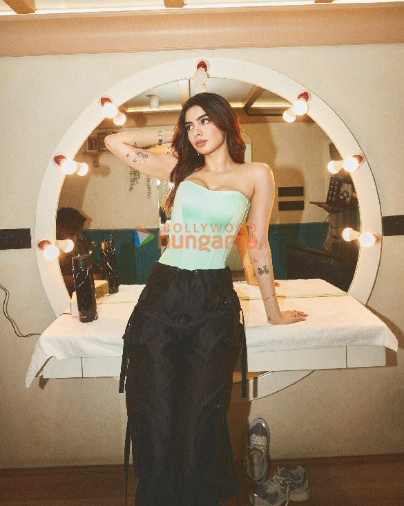 khushi kapoor 2 4
