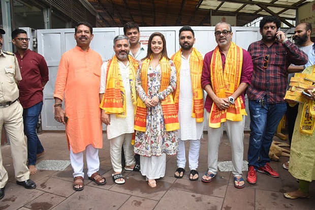 Nushrratt Bharuccha along with team Akelli seek blessings at Siddhivinayak temple; see pictures