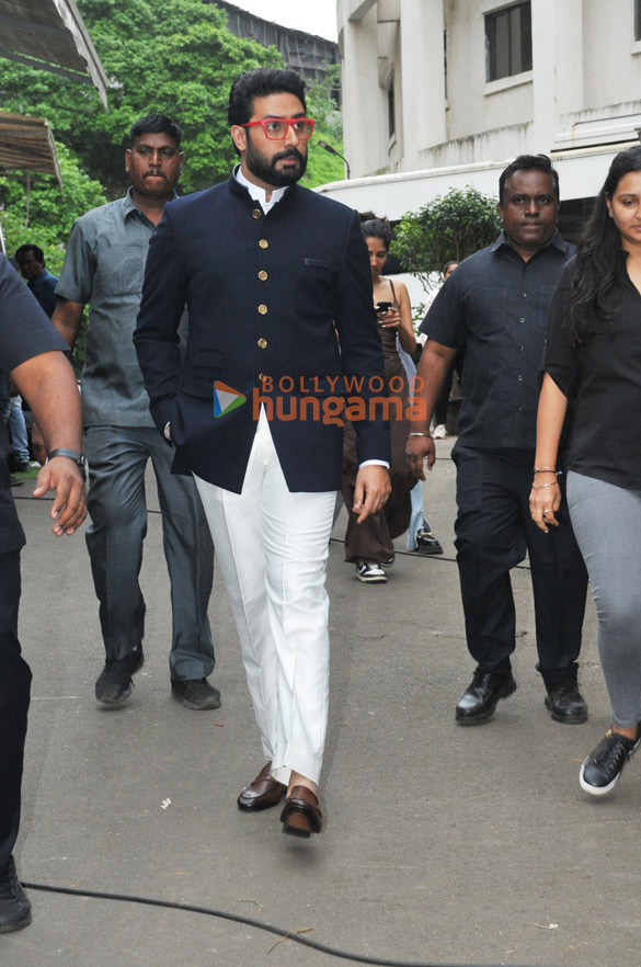 Photos Abhishek Bachchan and Saiyami Kher snapped promoting Ghoomer on the sets of India’s Best Dancer 3 (3)