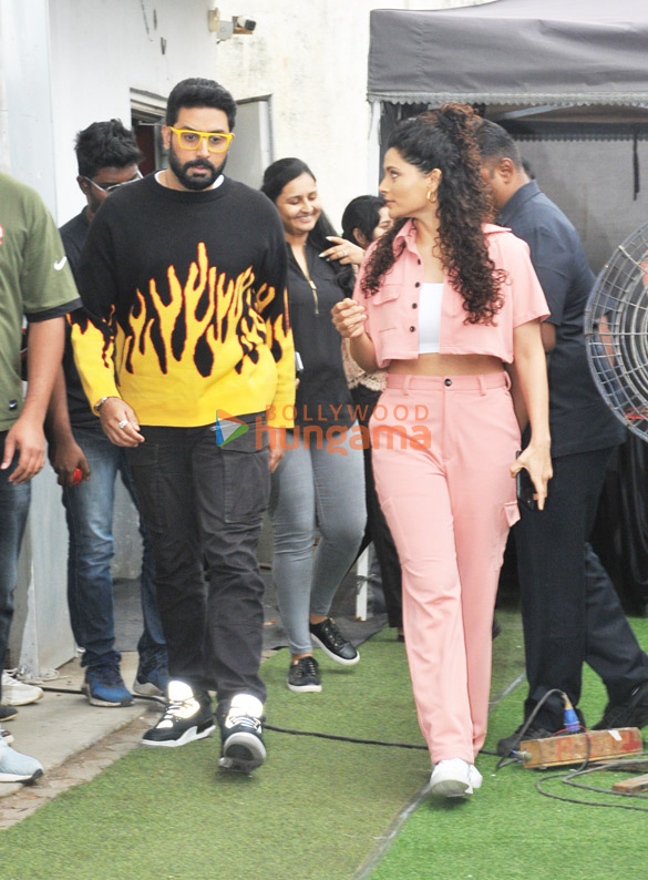 photos abhishek bachchan and saiyami kher snapped promoting ghoomer on the sets of indias best dancer 3 5