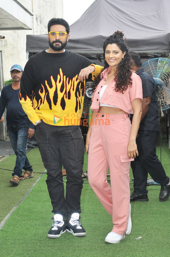 Photos: Abhishek Bachchan and Saiyami Kher snapped promoting Ghoomer on the sets of India’s Best Dancer 3 Photos: Abhishek Bachchan and Saiyami Kher snapped promoting Ghoomer on the sets of India’s Best Dancer 3