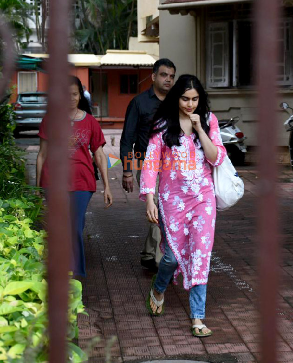 photos adah sharma snapped outside mount blanc apartments bandra 2