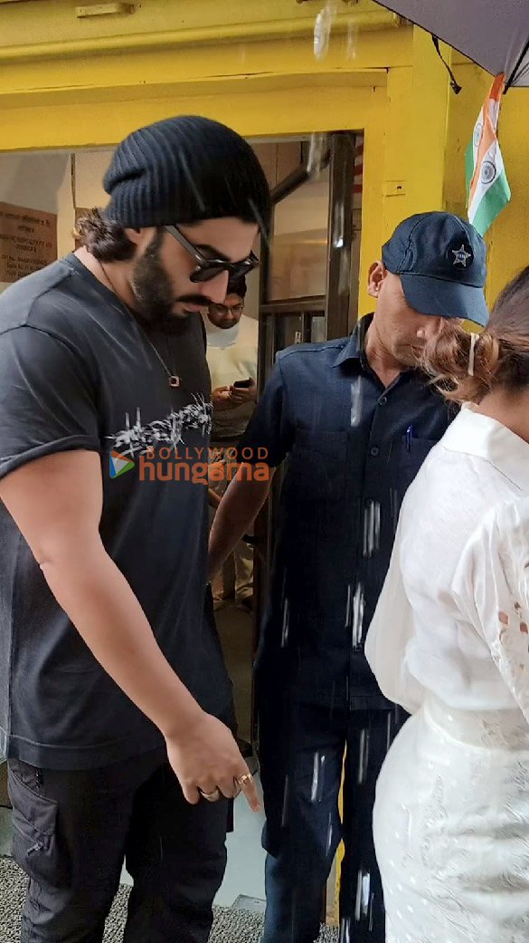 photos arjun kapoor and malaika arora snapped in bandra 3