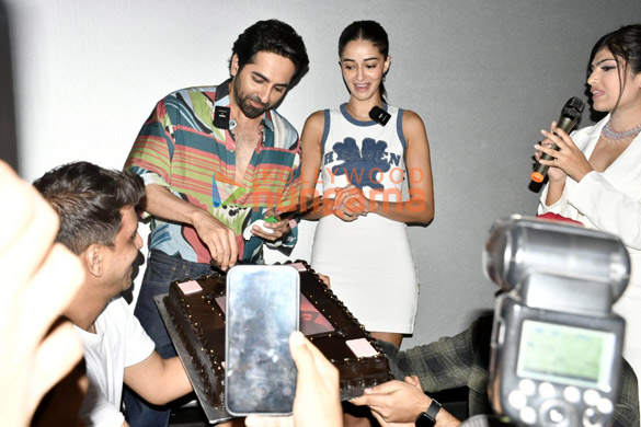 Photos: Ayushmann Khurrana & Ananya Panday snapped at Dream Girl 2 screening with fans Photos: Ayushmann Khurrana & Ananya Panday snapped at Dream Girl 2 screening with fans
