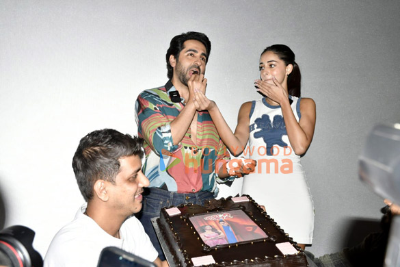 photos ayushmann khurrana ananya panday snapped at dream girl 2 screening with fans 2
