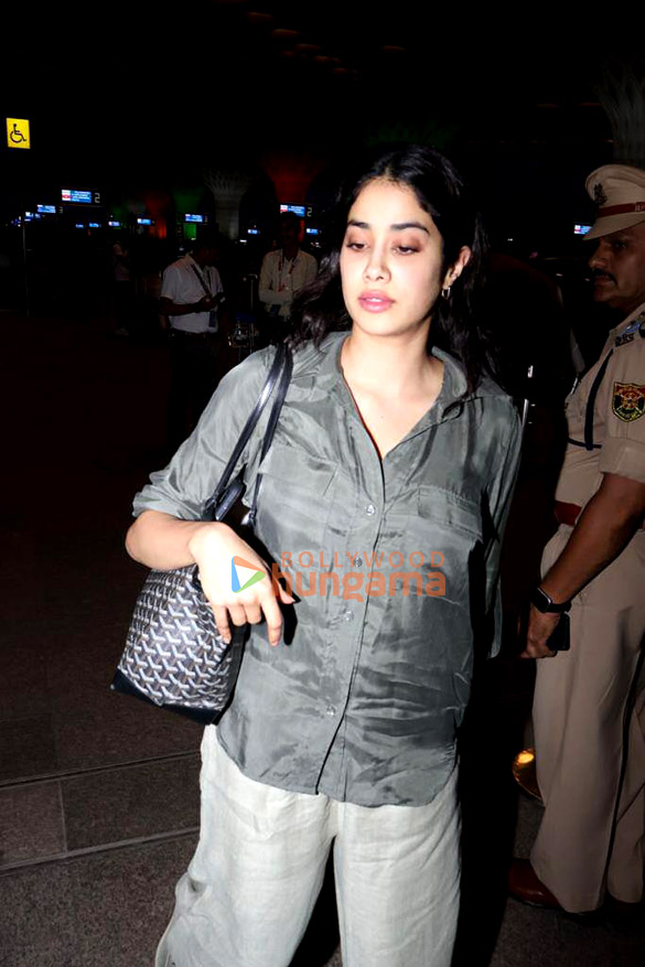 photos ayushmann khurrana and ananya panday snapped at the airport 8