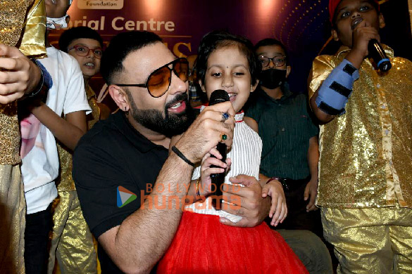photos badshah snapped at tata memorial hospital for a special performance 2
