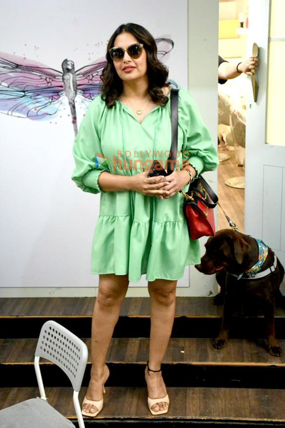 photos bipasha basu snapped at a salon in khar 3