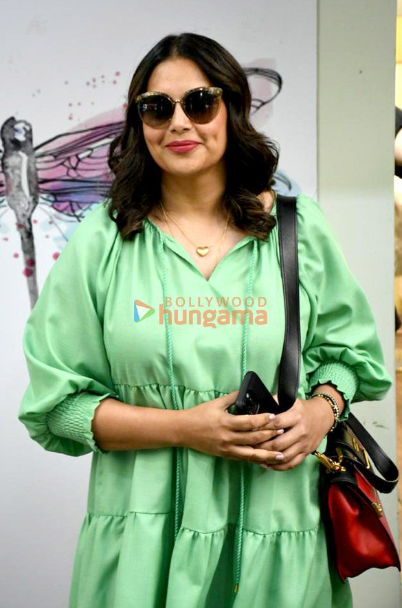 photos bipasha basu snapped at a salon in khar 5