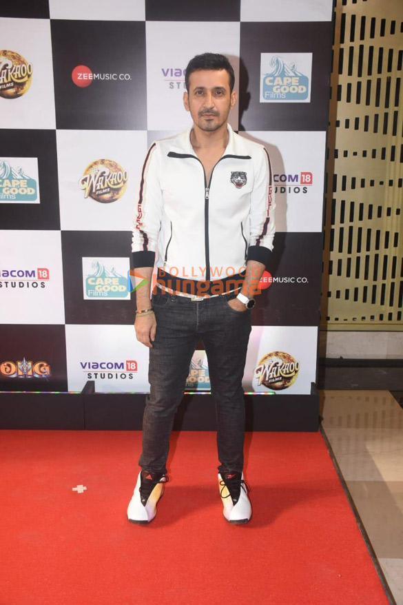 photos celebs grace the premiere of omg 2 24 1