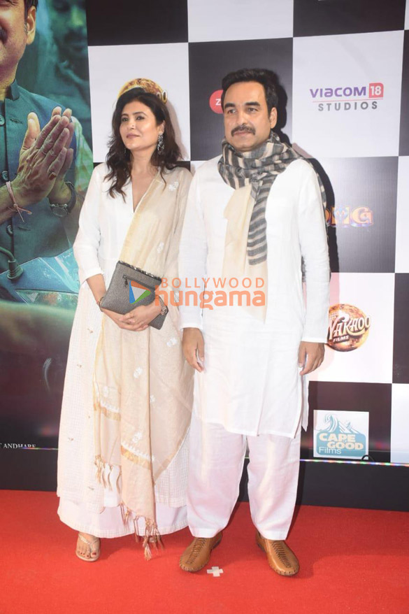 photos celebs grace the premiere of omg 2 24 5
