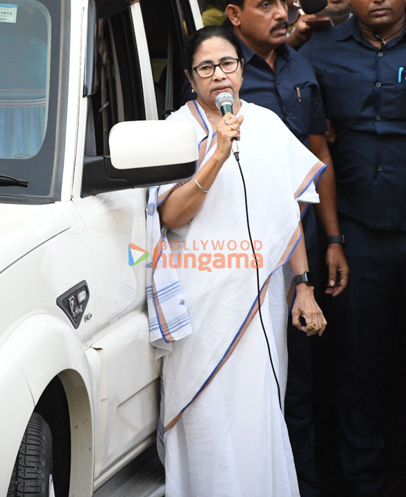 photos chief minister of west bengal mamata banerjee visits amitabh bachchan house at his residence in juhu 4