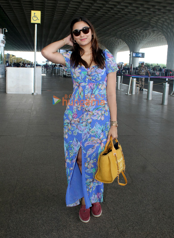 photos deepika padukone ananya panday parineeti chopra and others snapped at the airport4 2