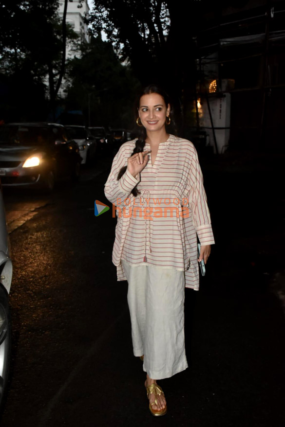 photos dia mirza snapped in bandra 4