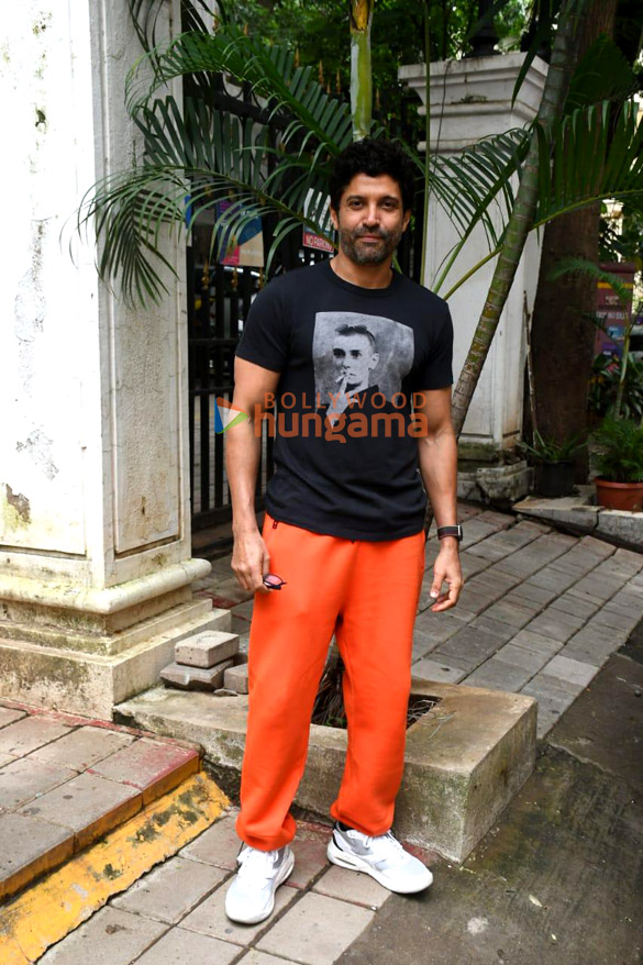 photos farhan akhtar spotted at a dental clinic 1
