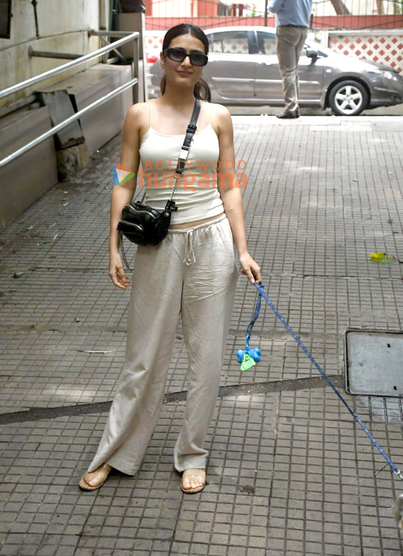 photos fatima sana shaikh spotted in bandra 3 3