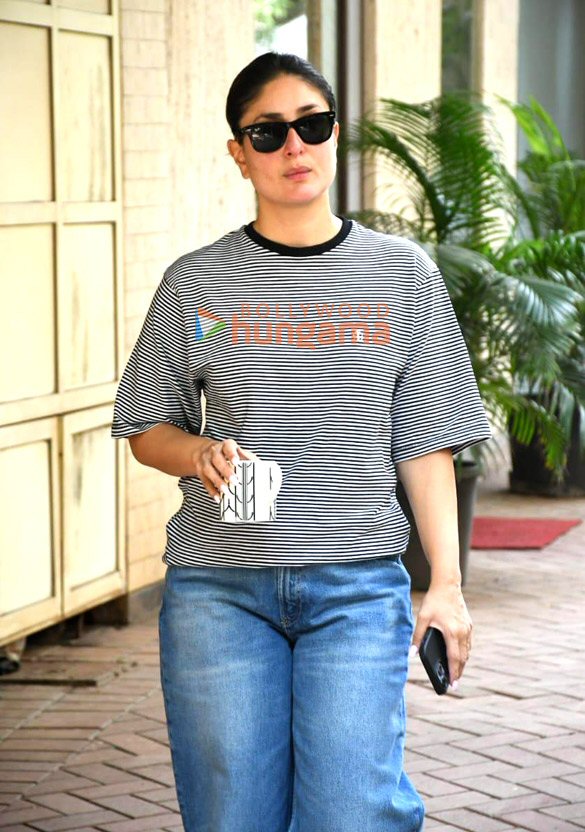 Photos: Kareena Kapoor Khan snapped outside her residence Photos: Kareena Kapoor Khan snapped outside her residence