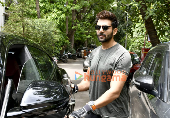 photos kartik aaryan snapped outside the gym in juhu 5