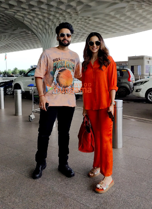 photos kriti sanon nupur sanon kalki koechlin and others snapped at the airport1 1