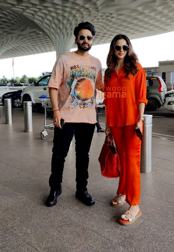 photos kriti sanon nupur sanon kalki koechlin and others snapped at the airport1 2