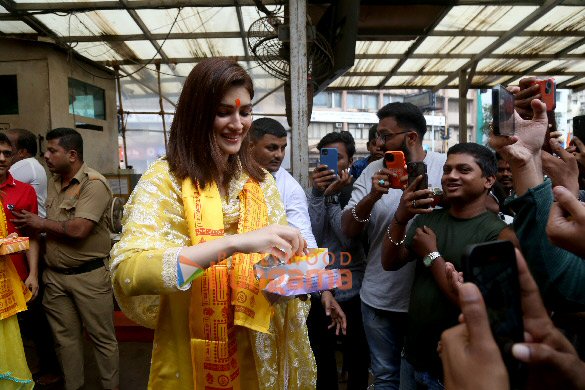photos kriti sanon snapped at siddhivinak temple with her family 3