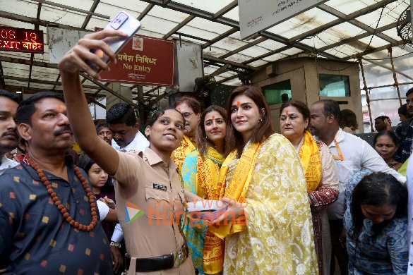 photos kriti sanon snapped at siddhivinak temple with her family 5