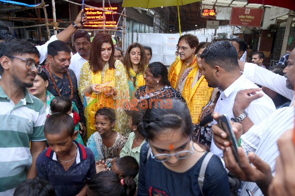 photos kriti sanon snapped at siddhivinak temple with her family 8
