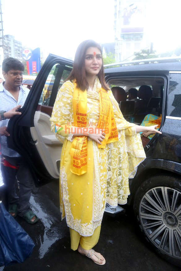 photos kriti sanon snapped at siddhivinak temple with her family 9