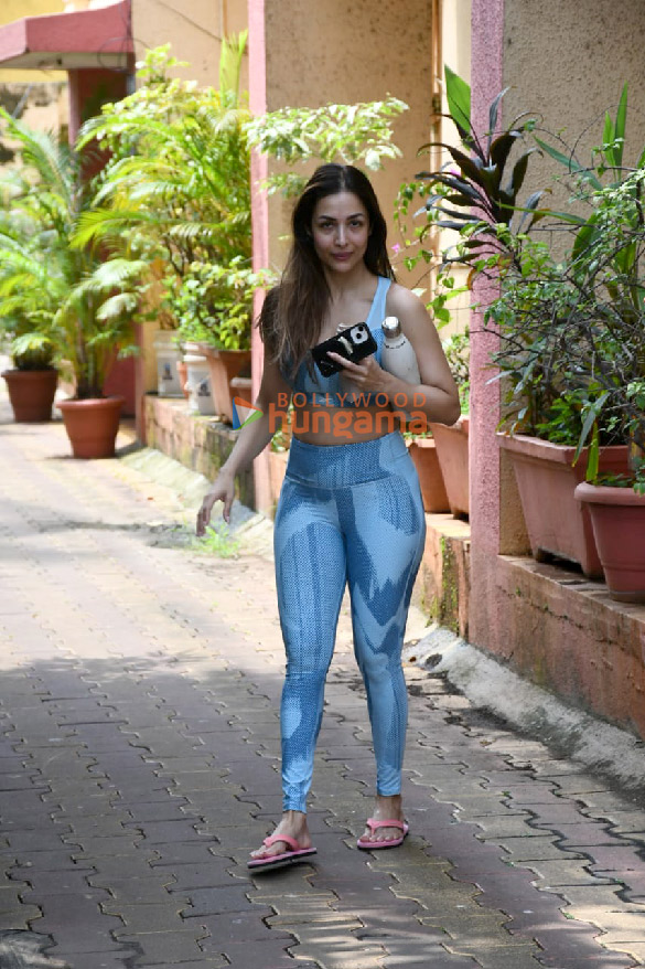 photos malaika arora snapped outside diva yoga in bandra 2 52