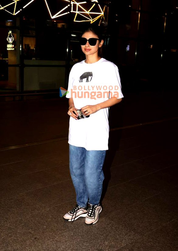 photos mouni roy snapped at the airport 3 5