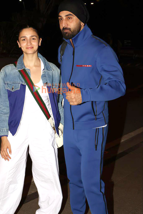 Photos: Ranbir Kapoor, Alia Bhatt, Vicky Kaushal and others snapped at the airport Photos: Ranbir Kapoor, Alia Bhatt, Vicky Kaushal and others snapped at the airport
