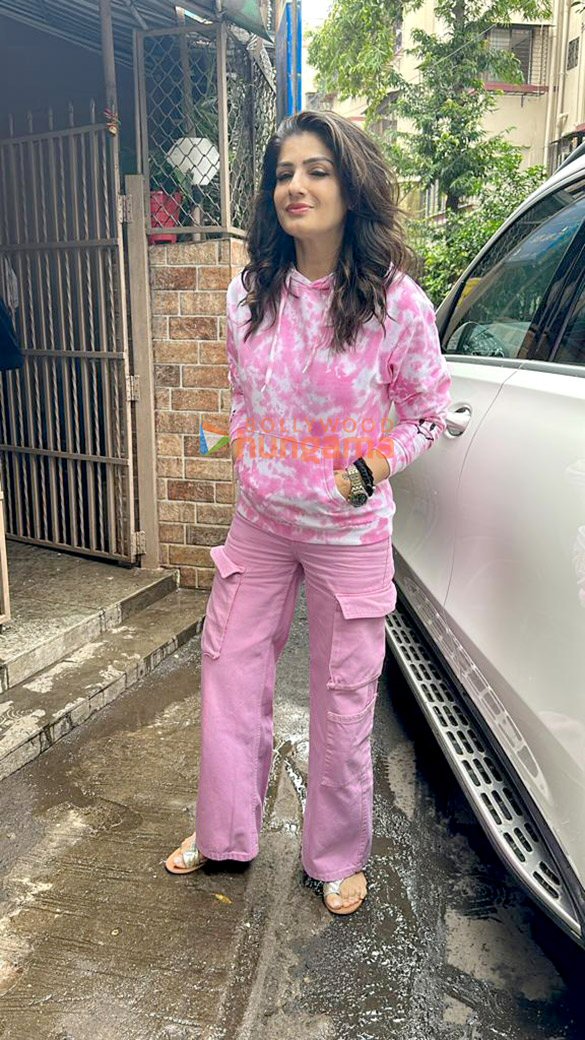 photos raveena tandon snapped outside a dubbing studio in bandra 2 2
