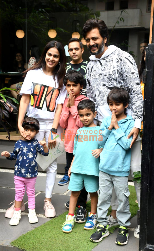 Photos: Riteish Deshmukh, Genelia D’Souza, Farhan Akhtar and Shibani Dandekar snapped at Mizu in Bandra Photos: Riteish Deshmukh, Genelia D’Souza, Farhan Akhtar and Shibani Dandekar snapped at Mizu in Bandra